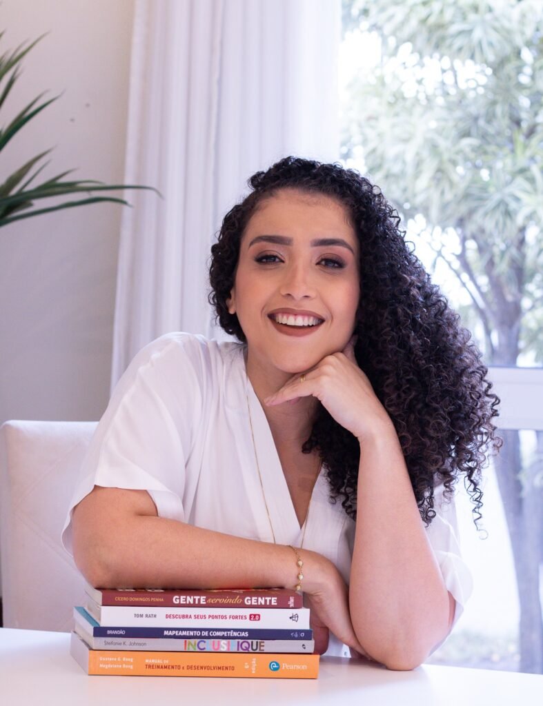 Gabrielle Coelho, psicóloga especializada em saúde emocional feminina, em ambiente acolhedor